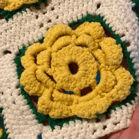 VTG Handmade Yellow and White Daisy Crochet Blanket - Picture 3 of 6